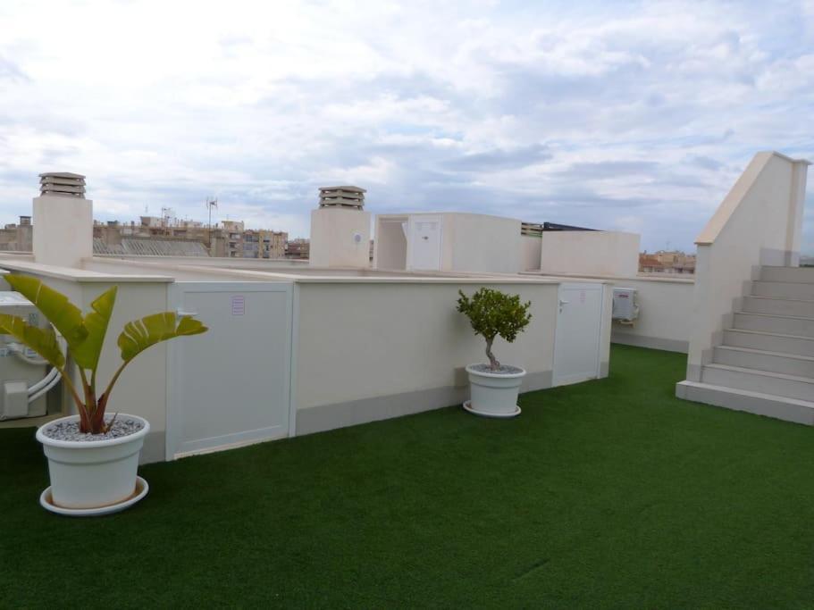 Modern Apartment In Torrevjea 200M From The Loccos Beach Torrevieja Exterior photo